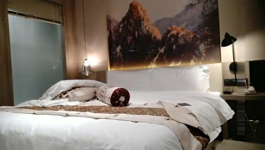 肤白貌美的商务嫩模私下兼职援交酒店高价上门服务被男的扒光衣服抠逼啪啪,不带套不让进,好逼又被拱了,国语!