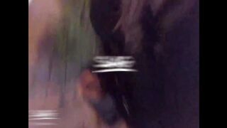 剛 下 班 突 然 好 想 要 就 在 路 邊 隨 機 攔 了 一 台 車 在 車 上 我 撫 摸 了 自 己 被 司 機 開 燈 發 現