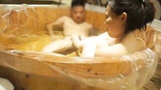 花臂黑社会大哥约了一个闷骚少妇上门一进门忍不住一起洗澡