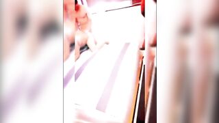 來 到 姐 妹 家 本 來 大 家 一 起 聊 天 看 電 影 後 來 聊 著 聊 著 喝 了 點 酒 在 酒 精 的 催 化 下 大 家 情 不 自 禁 的 玩 起 來