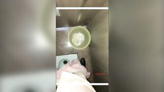 山东菏泽学院大三学生趁夜晚来到教学楼，跳蛋塞到粉嫩鲍鱼中，偷偷露出小翘乳，颜值清纯漂亮乖巧私下居然这么骚