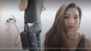 身材火辣的模特美女家里花洒头坏了勾引维修师傅 在浴室里激情