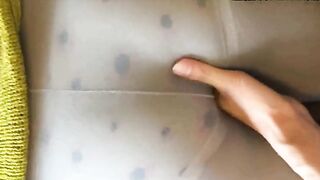 腿型很好看的城市职业学校小美眉穿着灰丝来一套丝足服务 大JB蹭着丝袜翘臀好舒服 丝足爱好者撸管好片B