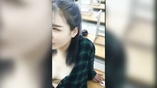 网爆门事件推特社交流出没戴胸罩的学妹和男朋友在教室啪啪对白很有内涵