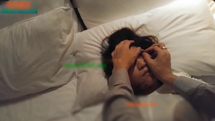 奶子上有纹身的超短裙性感同事参加公司年会后在KTV玩的太嗨喝多了被男同事带到酒店半推半就给干了