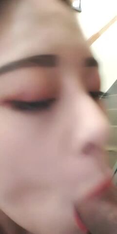 欠操的女人就缺大鸡巴干，露脸骚货口交真带劲草逼不带套，各种体位抽插浪荡呻吟不止，自己玩道具抽插到高潮