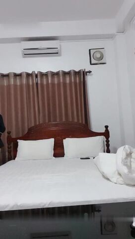 广东光头佬带你探秘金三角淫肉市场逛了几个淫窝选了个颜值还可以的妹子开房玩的姿势不少