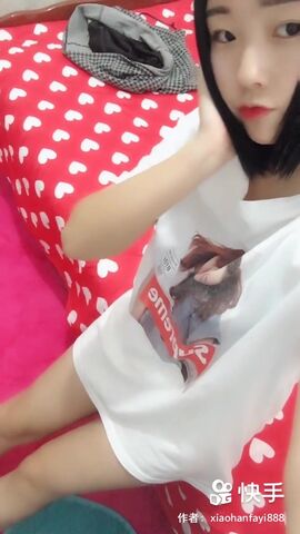 快手上的漂亮小萝莉，在服装店试衣间脱光，揉胸抠穴摸得轻声呻吟，00后玩得就是这份刺激，配上快手生活视频观赏更佳