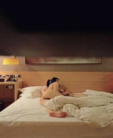 宾馆偷拍-年轻强壮的大屌猛男爆插体型较小漂亮的年轻小美女,各种姿势狠狠干,鸡巴太大女上位时还不敢全坐下去!