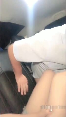 奶茶妹周末休息和干部模样的干爹去购物开车到偏僻的路边车震哈哈还自称口爆专业户