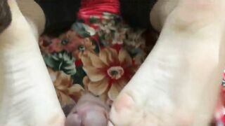 长发嫩妹主播无毛粉木耳很好看 穿上丝袜啤酒瓶插穴自慰 很是淫荡