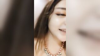 最新NO.1真骚货小美女『校花逃课去操B』和敲错门的屌丝男做爱 口爆吞精 操出白浆 全程淫语 真是骚到没朋友