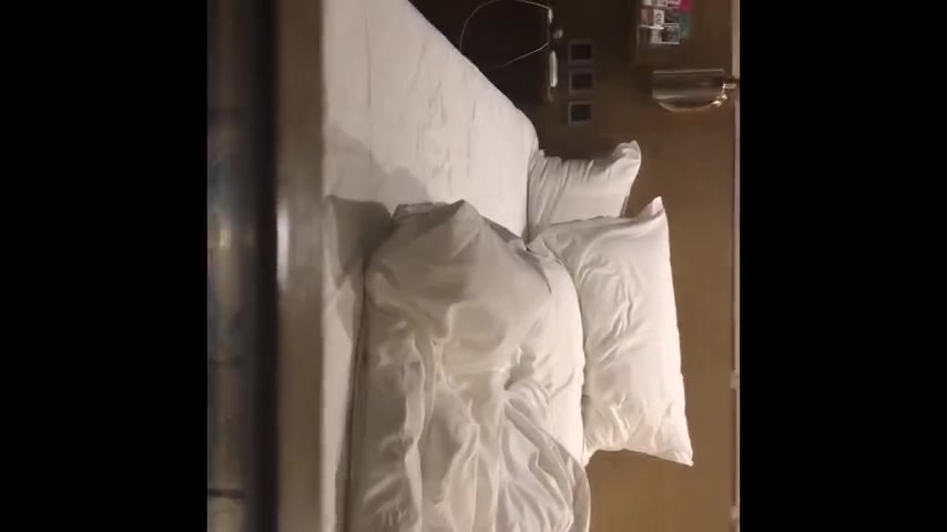 夜跑约操穿AJ篮球鞋的时尚美骚妇 太饥渴穿着鞋扒下裤子直接插入 淫荡浪叫“使劲操我”干出白浆 高清1080P版