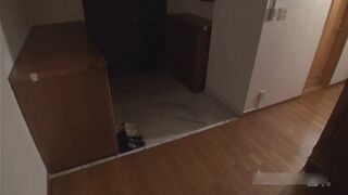 震惊女白领喝多竟然走错了家门，被隔壁邻居蒙艹，还以为是自己的老公