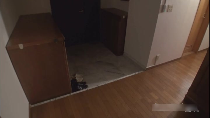 震惊女白领喝多竟然走错了家门，被隔壁邻居蒙艹，还以为是自己的老公