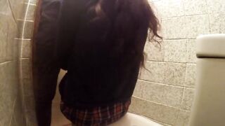 厕所安装固定摄像头竟然偷拍到一对小情侣激情打炮，妹子被操的想叫又不敢叫超刺激