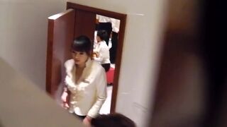 大型活动现场后台厕拍 美女们有说有笑的都很开心啊