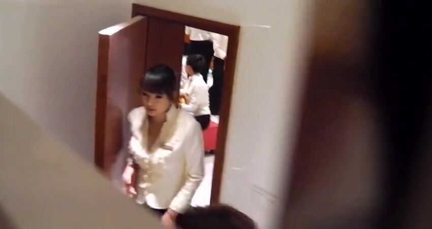 大型活动现场后台厕拍 美女们有说有笑的都很开心啊