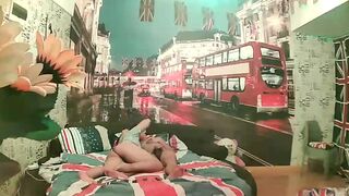 精品特色酒店英国仑敦主题套房偷拍床上搞得还不过瘾来到镜头前的椅子上草