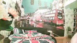 精品特色酒店英国仑敦主题套房偷拍床上搞得还不过瘾来到镜头前的椅子上草