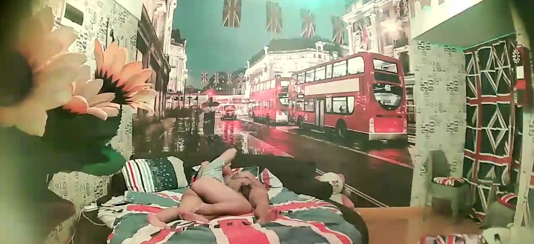 精品特色酒店英国仑敦主题套房偷拍床上搞得还不过瘾来到镜头前的椅子上草