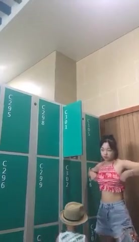 坑爹女主播潜入浴场更衣室洗浴间偷拍今天选的时间段还不错有不少年轻妹子