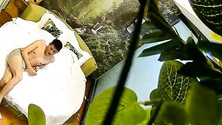 绿叶房没啥性经验的小伙被长发美眉撸硬鸡巴没搞多久就射了