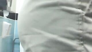 某技校高级坐厕正面前拍眼镜妹子居多现在的人都喜欢厕所玩手机