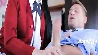 性感火辣的小美女 校服白丝美腿无毛粉穴让人流口水