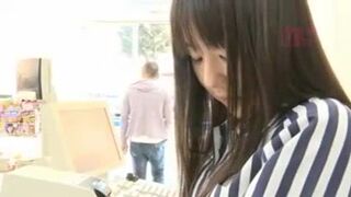 假期出来打工的高中小萝莉 被店里的中年大叔老板强行捅破花蕾