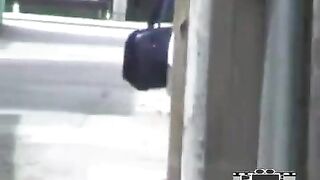 学生妹当街扒裤子.