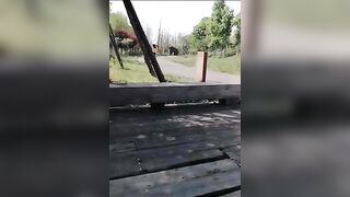 晨起公园锻炼搭讪性感连衣裙美女到路边小道打野战,路上人来人往女说：有人要来了,快射吗,停不下来就使劲操我!