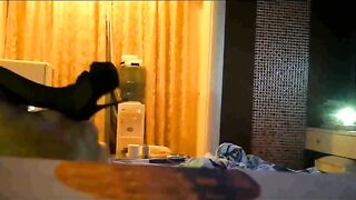 成熟性感美少妇网聊爱上一位大鸡巴小青年约会造爱穿着惹火情趣装肉棒吃的津津有味被干到尖叫1080P原版