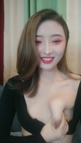 高顏值苗條白虎妹子鏡頭前現場表演雙人啪啪大秀 沙發上後入騎乘嘗試各種體位完事後再用按摩器震動逼逼 呻吟白漿溢出 對白淫蕩