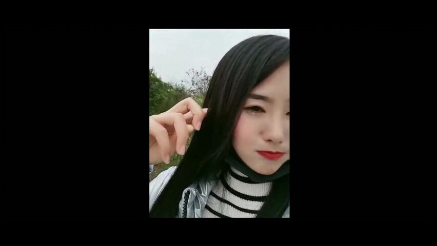 2020.2.12【金莲小仙女】四川妹子到农村田野间勾搭，当着大爷面尿尿，干农活大叔害羞的偷窥，大白臀粉穴颜值高，抠穴撒尿露乳房