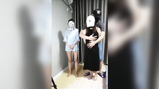 两个欠钱的妹子被拉到酒店直播抵债