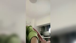 苗条绿衣妹子和小男友双人啪啪，后入抽插大屁股呻吟娇喘毛毛浓密特写，很是诱惑喜欢不要错过