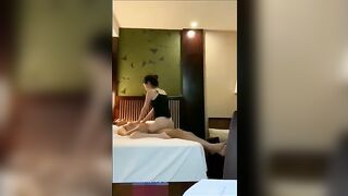 同學聚會時KTV看美女鋼管艷舞挑逗等