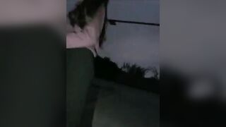 【骚劲小妖精】户外车后座拨开内裤露逼，下车脱光光口交啪啪抱起来干，很是诱惑喜欢不要错过