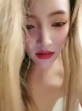 妖艳妹子【人间水蜜桃】和闺蜜一起玩双飞，大黑牛震动口交上位骑乘猛