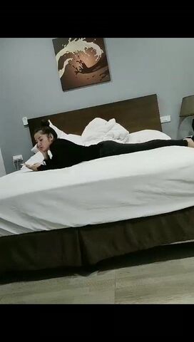 深夜找小姐約了個黑衣大奶妹子後入猛操&兩個猥瑣男