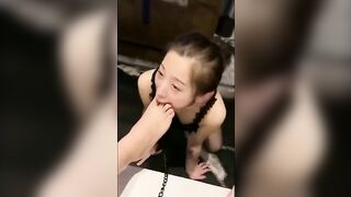 【推特】Drchen初次调教大一学妹3p、舔脚、喝尿内部露脸版，3P肛塞，两根一起舔，毒龙，舔脚吃脚