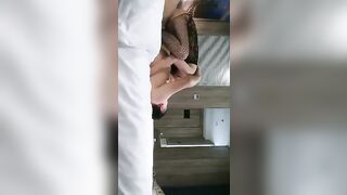 老哥探花约了个白衣少妇TP啪啪换上连体网袜口交上位骑乘猛操搞了两炮