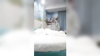 重庆光头强微信约炮两个百元级别的兼职妹第一个不大行，后面那个还不错皮肤白嫩大奶贵妇型