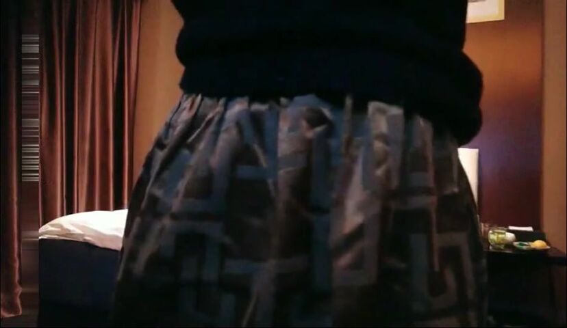 龙哥桑拿会所叫位新来的美女技师服务时不让碰,把公关经理叫来加钱想干她,不同意带到3楼找位更漂亮的美女服务!