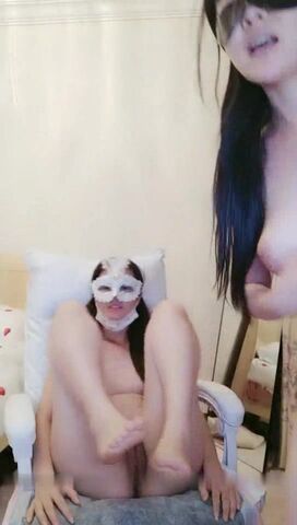 高顏值美乳白虎姐妹花鏡頭前現場表演雙女自慰大秀 椅子上道具跳蛋互插愛撫纏綿 呻吟浪叫不斷 對白誘惑