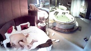 喷血推荐-高颜值极品长发美女被网友用尽全力干到高潮内射后,美女淫欲未尽把鸡巴舔硬自己坐上去拼命的扭动!