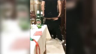 【麻花免费视频】【网曝门事件】潍坊包间事件 19岁潍坊女包间擦枪走火 翘美臀后入直接操 3男1女思维猪脚尽心尽力 高清720P版