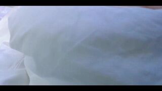 【麻花免费视频】真刺激骚女火车卧铺上裸露巨乳捏奶头还发出发浪声对面下铺就有个大肚男人睡觉