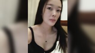 男男女女酒店開房群P 身材苗條細腰翹臀 鮑魚粉嫩超多水 穿衣良家範 脫了變淫娃